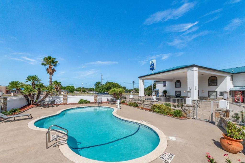 Best Western George West Executive Inn Экстерьер фото
